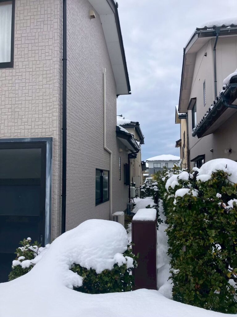 積雪後の建物外観