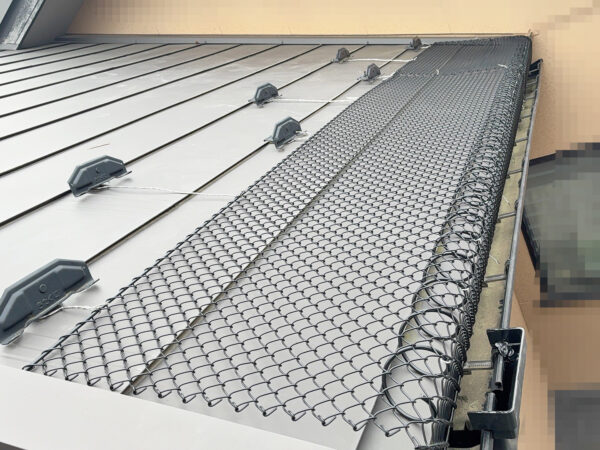 【金沢市】雪止め設置工事｜板金屋根の落雪をスーパーゆきもちくんで対策
