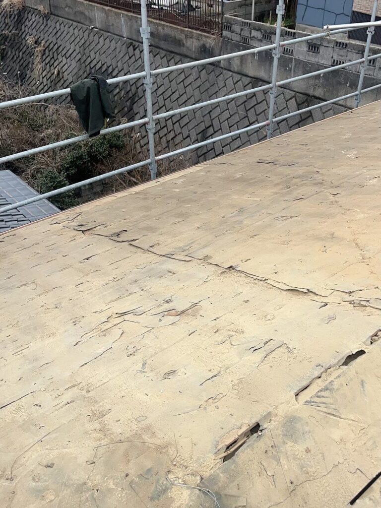 既存瓦を撤去