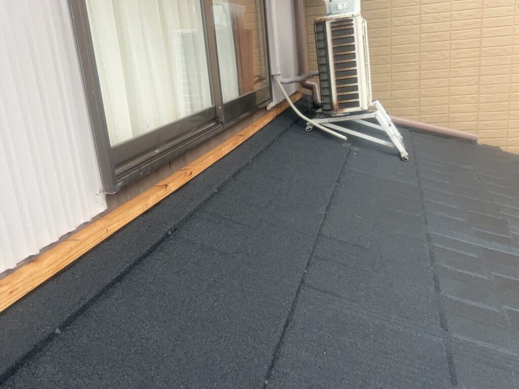 外壁に切れ込みを入れ、防水シートを内側まで立ち上げ