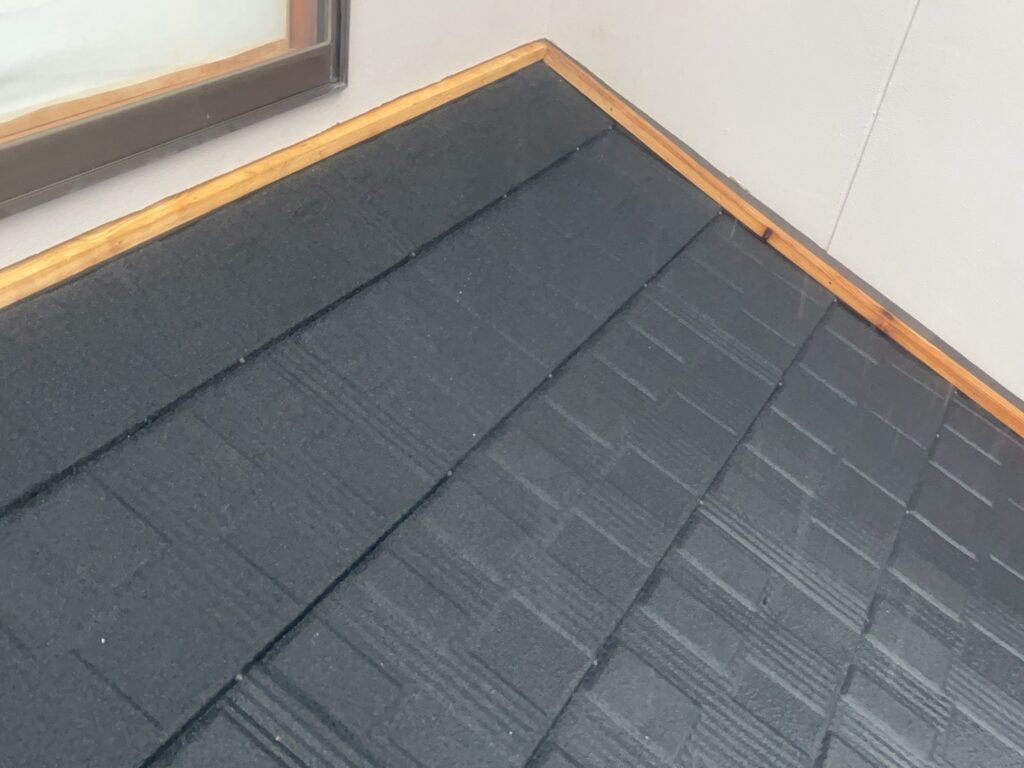 屋根と外壁の取り合い部分まで下地を施工