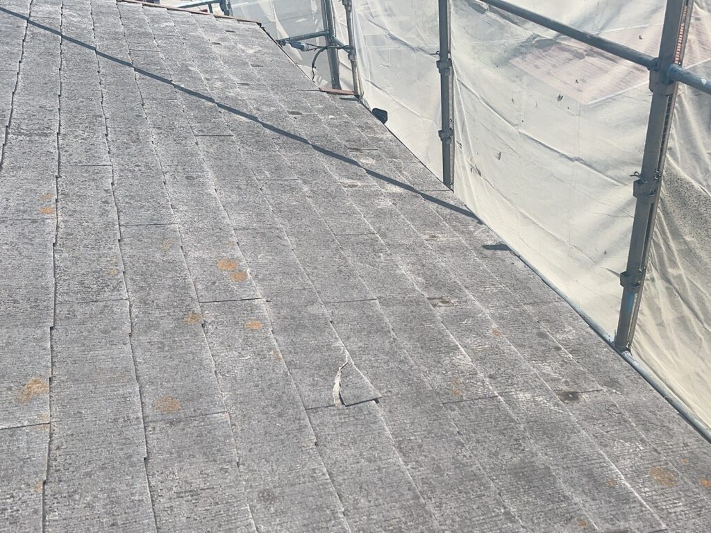 屋根材の一部には割れも確認