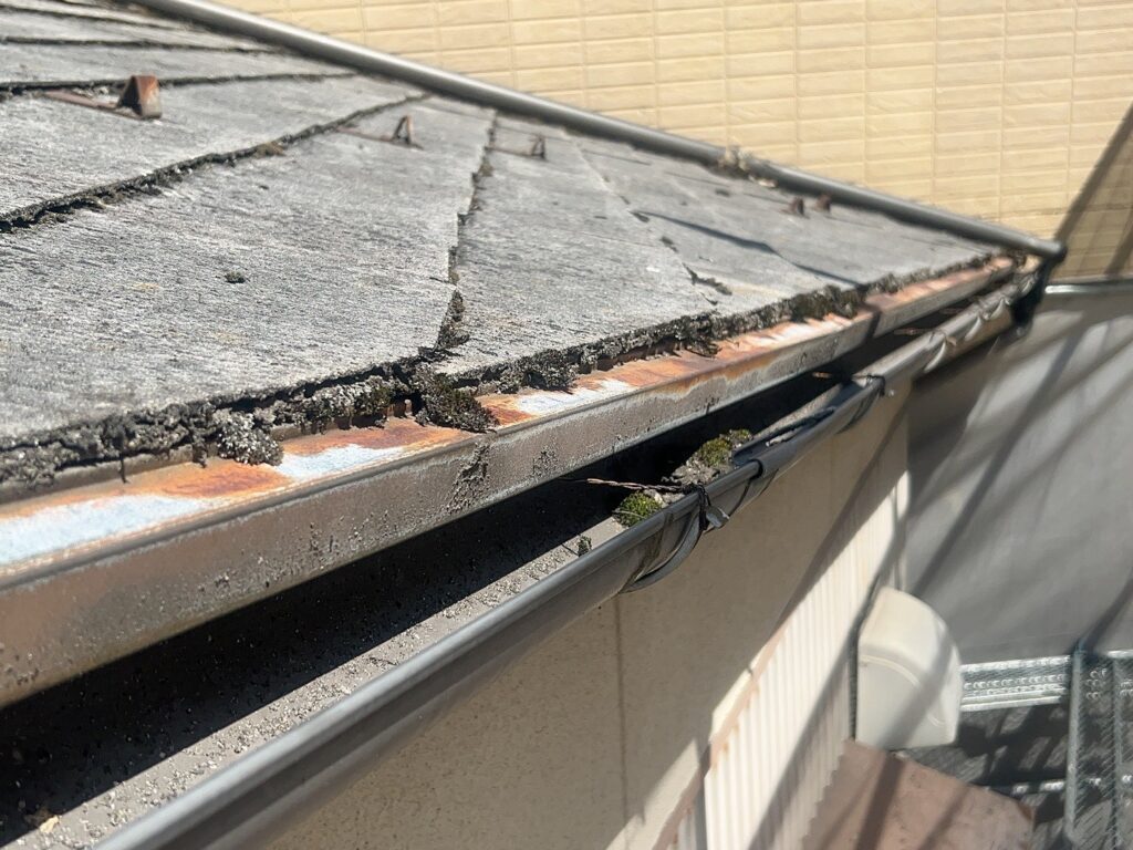 軒先の板金には錆が発生・雨樋内部にも汚れが堆積