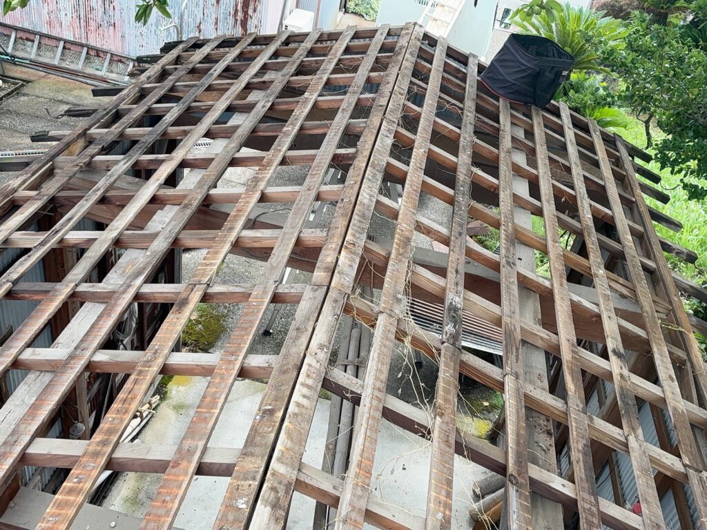 既存のトタン屋根を撤去し、木下地を確認