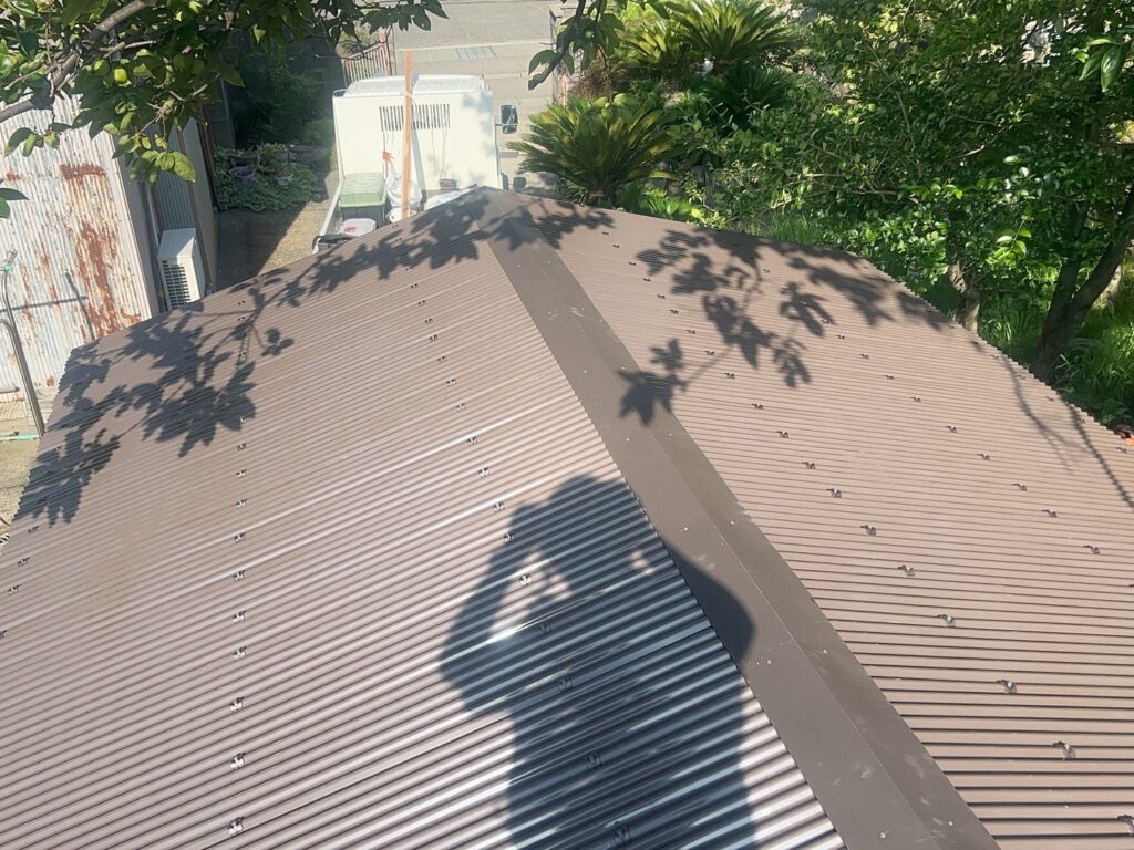 採寸・加工した棟板金を取り付け