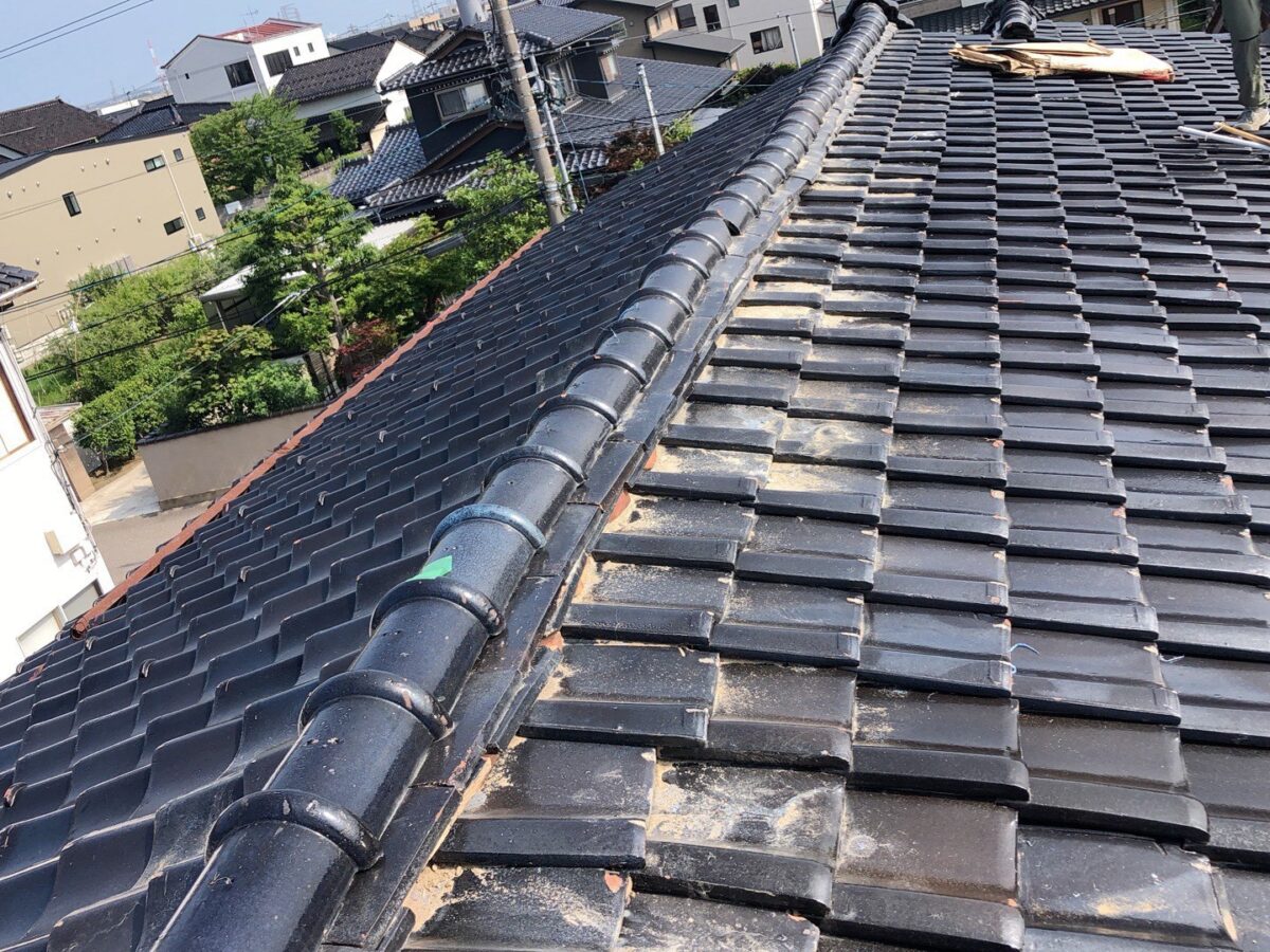 既存瓦を活かし、3箇所の下地補強と瓦の締め直しで雨漏りを改善